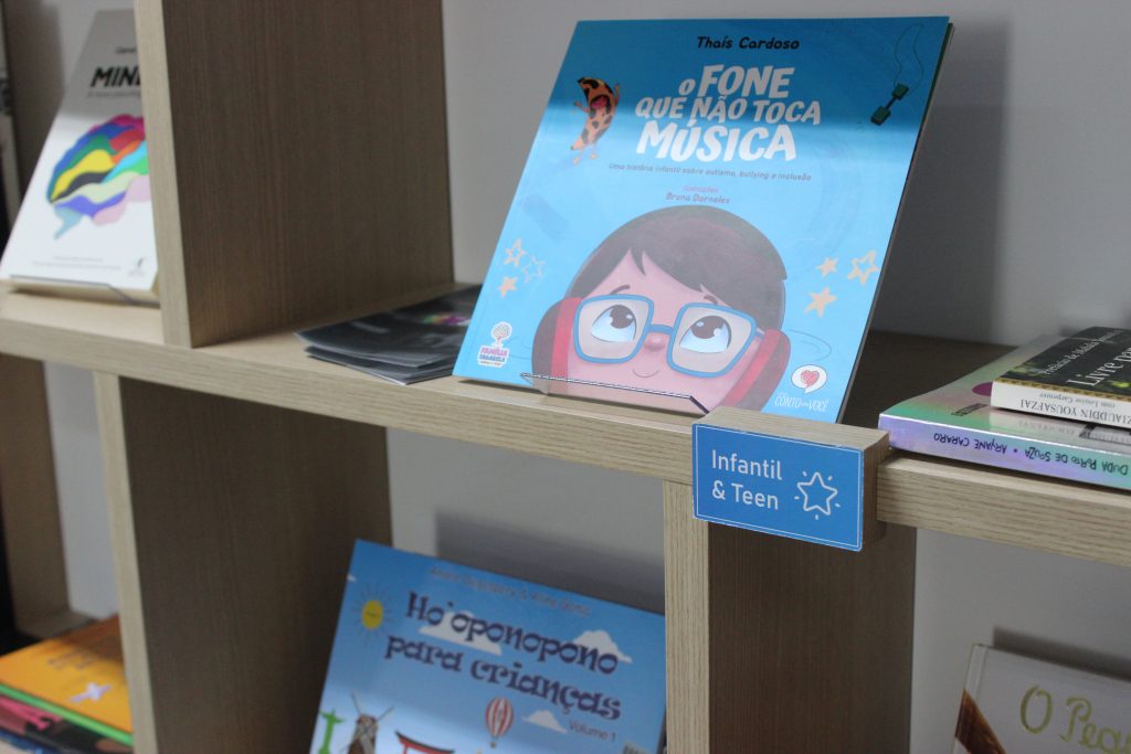 foto da estante da biblioteca na empresa Ingram Micro, com livros Infantojuvenis para os colaboradores e suas famílias.